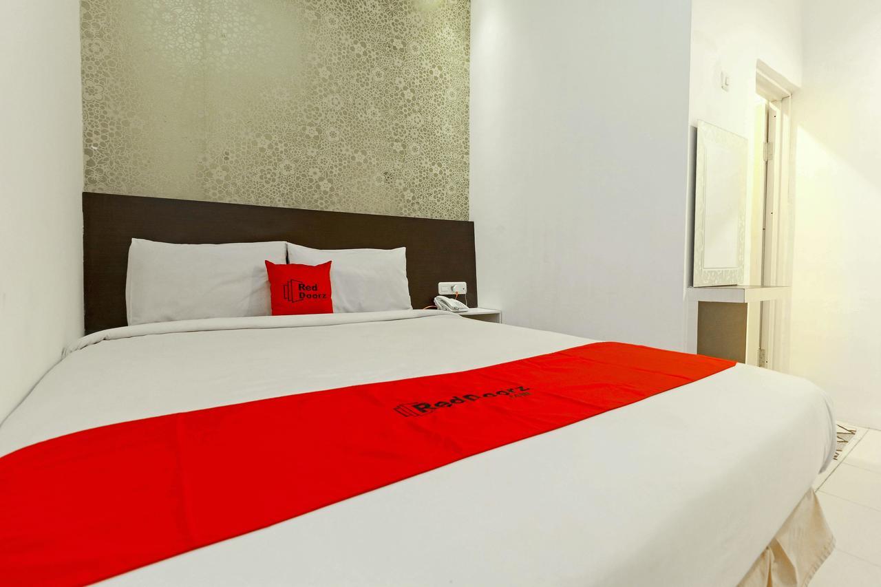 Reddoorz Plus Near Fort Rotterdam Macasar Exterior foto